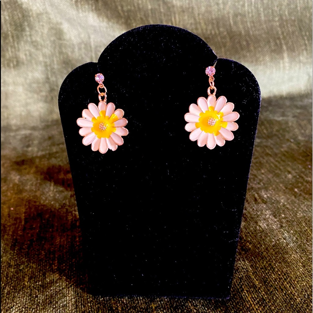 Daisy Earrings 🌼